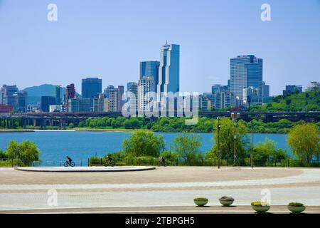 Die atemberaubende Skyline des Gangnam-Viertels von Seoul, vom Ttukseom Hangang Park aus gesehen, stellt eine bemerkenswerte Gegenüberstellung von urbaner Pracht und natura dar Stockfoto