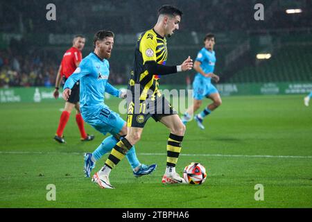 Santander, Spanien, 07. Dezember 2023: CD Cayons Spieler Jesus Villar (11, R) mit dem Ball gegen Iker Muniain (10, L) während der zweiten Runde des SM El Rey Cup 2023-24 zwischen CD Cayon und Athletic Club am 7. Dezember 2023 auf den El Sardinero Sports Fields in Santander, Spanien. (Foto: Alberto Brevers/Pacific Press) Stockfoto