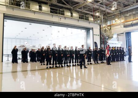 Mitarbeiter der Marinefliegerparade 809 während der Zeremonie bei der RAF Marham in Norfolk. Sie sind die zweite Frontlinie-Geschwader, die die F-35 Lightning Stealth-Kampfjets der RAF flog. Das Geschwader wurde ursprünglich 1941 gebildet und wurde zuletzt 1982 eingesetzt, während des Falklandkrieges, bevor es im Dezember desselben Jahres stillgelegt wurde. Bilddatum: Freitag, 8. Dezember 2023. Stockfoto