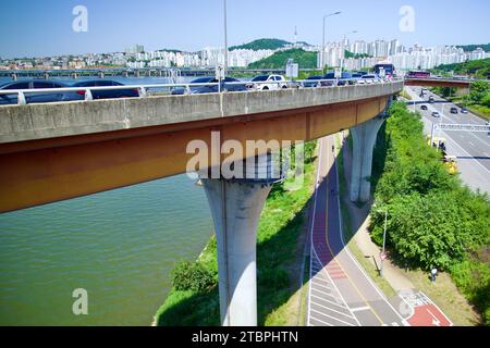 Der Ttukseom Hangang Park in Seoul bietet mit seinen kilometerlangen, schön gepflegten Rad- und Wanderwegen einen erfrischenden urbanen Rückzugsort. Daneben gesäumt Stockfoto