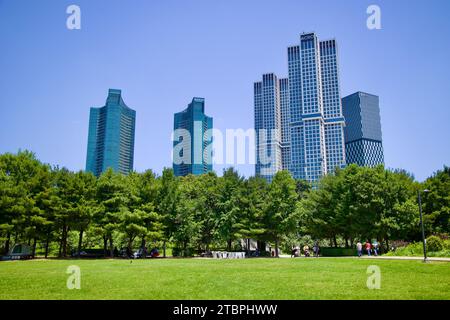 Seoul Forest, eine lebendige Mischung aus natürlicher Schönheit und künstlerischem Ausdruck, ist eine grüne Oase im Herzen von Seoul. Von reflektierenden Teichen und wilden Tieren Stockfoto