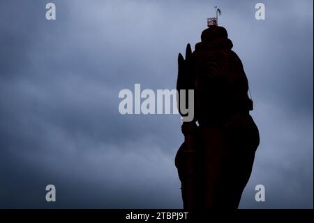 Hintergrundbeleuchtete Einzelaufnahme des hinduistischen Gottes shiva mit dramatischem Hintergrund Stockfoto