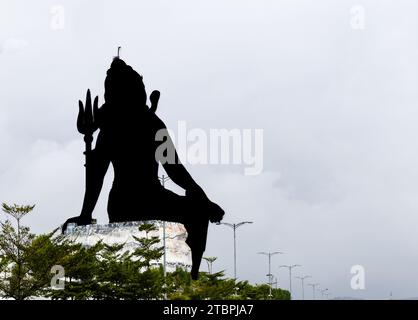 Hintergrundbeleuchtete isolierte Aufnahme des hinduistischen Gottes shiva mit weißem Hintergrund Stockfoto