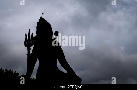 Hintergrundbeleuchtete Einzelaufnahme des hinduistischen Gottes shiva mit dramatischem Hintergrund Stockfoto