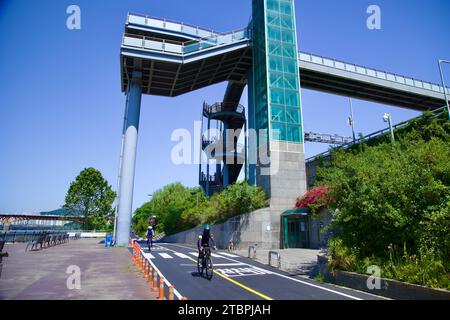 Der Ttukseom Hangang Park in Seoul bietet mit seinen kilometerlangen, schön gepflegten Rad- und Wanderwegen einen erfrischenden urbanen Rückzugsort. Daneben gesäumt Stockfoto