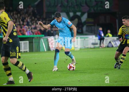 Santander, Kantabrien, Spanien. Dezember 2023. Santander, Spanien, 07. Dezember 2023: Spieler des Athletic Clubs Raul Garcia (22) mit dem Ball während der zweiten Runde des SM El Rey Cup 2023-24 zwischen CD Cayon und Athletic Club am 07. Dezember 2023 auf den El Sardinero Sports Fields in Santander, Spanien. (Kreditbild: © Alberto Brevers/Pacific Press via ZUMA Press Wire) NUR REDAKTIONELLE VERWENDUNG! Nicht für kommerzielle ZWECKE! Stockfoto