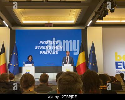 Brüssel, Belgien Dezember 2023. Der belgische Premierminister Alexander de Croo (rechts) erläutert die Prioritäten des bevorstehenden belgischen EU-Ratsvorsitzes am 8. Dezember 2023 in Brüssel (Belgien). Bild rechts: Belgischer Außenminister Hadja Lahbib. Quelle: Supova Tereza/CTK Photo/Alamy Live News Stockfoto