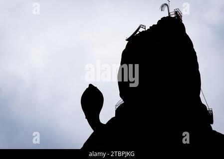 Hintergrundbeleuchtete isolierte Aufnahme des hinduistischen Gottes shiva mit weißem Hintergrund Stockfoto