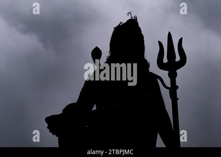 Hintergrundbeleuchtete Einzelaufnahme des hinduistischen Gottes shiva mit dramatischem Hintergrund Stockfoto