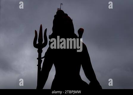 Hintergrundbeleuchtete Einzelaufnahme des hinduistischen Gottes shiva mit dramatischem Hintergrund Stockfoto