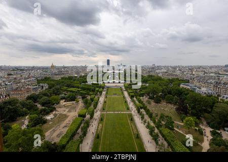 Ein Blick aus der Vogelperspektive auf die Skyline von Paris, mit typischer Architektur und berühmten Wahrzeichen Stockfoto