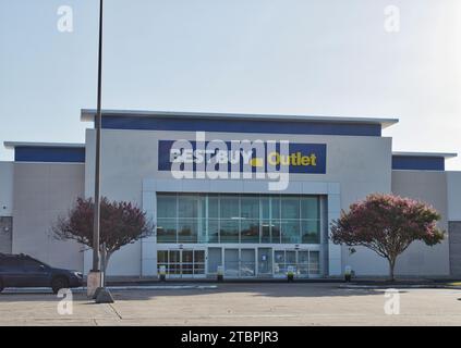 Houston, Texas USA 07-30-2023: BEST Buy Outlet-Außenansicht und Parkplatz in Houston, Texas. Ermäßigte Verkaufsartikel im offenen Karton. Stockfoto