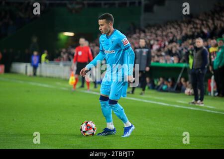 Santander, Kantabrien, Spanien. Dezember 2023. Santander, Spanien, 07. Dezember 2023: Athletic Club Spieler Alex Berenguer (7) mit dem Ball während der zweiten Runde des SM El Rey Cup 2023-24 zwischen CD Cayon und Athletic Club, am 07. Dezember 2023 auf den El Sardinero Sports Fields in Santander, Spanien. (Kreditbild: © Alberto Brevers/Pacific Press via ZUMA Press Wire) NUR REDAKTIONELLE VERWENDUNG! Nicht für kommerzielle ZWECKE! Stockfoto