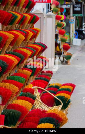 Bunte Räucherstäbchen in der Räucherstraße, Hue, Vietnam Stockfoto