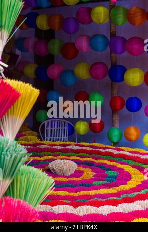 Bunte Räucherstäbchen in der Räucherstraße, Hue, Vietnam Stockfoto