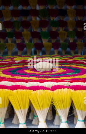 Bunte Räucherstäbchen in der Räucherstraße, Hue, Vietnam Stockfoto