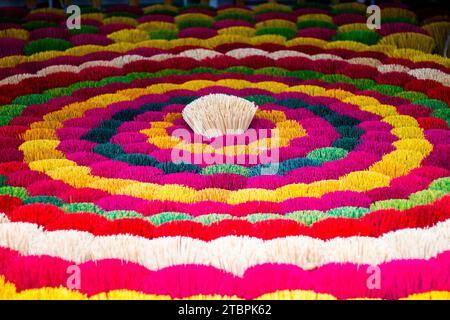 Bunte Räucherstäbchen in der Räucherstraße, Hue, Vietnam Stockfoto