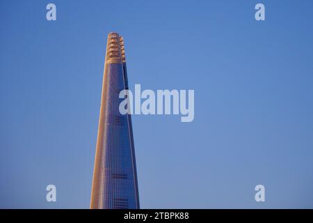 Der berühmte Lotte World Tower taucht in das Morgenlicht auf und dominiert die Skyline von Seoul. Diese majestätische Aussicht vom Ufer des Han Flusses fängt ein Stockfoto