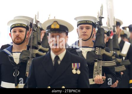 Mitarbeiter der Marinefliegerparade 809 während der Zeremonie bei der RAF Marham in Norfolk. Sie sind die zweite Frontlinie-Geschwader, die die F-35 Lightning Stealth-Kampfjets der RAF flog. Das Geschwader wurde ursprünglich 1941 gebildet und wurde zuletzt 1982 eingesetzt, während des Falklandkrieges, bevor es im Dezember desselben Jahres stillgelegt wurde. Bilddatum: Freitag, 8. Dezember 2023. Stockfoto