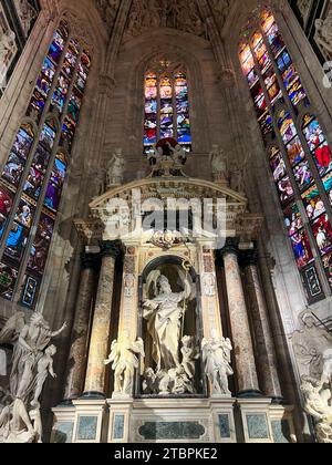 Das verzierte Innere der Mailänder Kathedrale mit wunderschönen Skulpturen und Buntglasfenstern Stockfoto