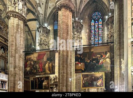 Das verzierte Innere der Mailänder Kathedrale mit wunderschönen Säulen und Buntglasfenstern Stockfoto