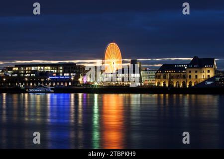 Blick über den Rhein bis zum Riesenrad im Schokoladenmuseum im Rheinauer Hafen in Köln. Blick ueber den Rhein zum Riesenrad am Schoko Stockfoto