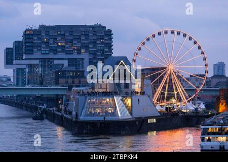 riesenrad im Schokoladenmuseum am Weihnachtsmarkt im Rheinauer Hafen, Kranhäuser, Köln, Deutschland. Riesenrad am Schokoladenmuseum auf Stockfoto