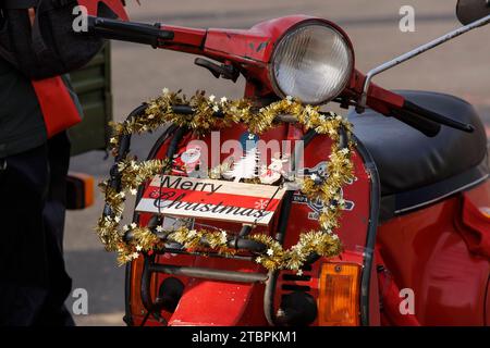 Weihnachtlich geschmückter Vespa-Roller, Mitglieder des Vespa-Rollervereins RheinSchalter Köln, verkleidet als Santas, treffen sich auf der Deutzer Werft vor einer Fahrt durch die Deutzer Werft Stockfoto