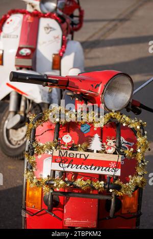 Weihnachtlich geschmückter Vespa-Roller, Mitglieder des Vespa-Rollervereins RheinSchalter Köln, verkleidet als Santas, treffen sich auf der Deutzer Werft vor einer Fahrt durch die Deutzer Werft Stockfoto