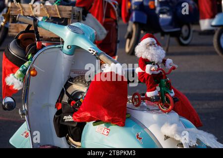 Weihnachtlich geschmückter Vespa-Roller, Mitglieder des Vespa-Rollervereins RheinSchalter Köln, verkleidet als Santas, treffen sich auf der Deutzer Werft vor einer Fahrt durch die Deutzer Werft Stockfoto