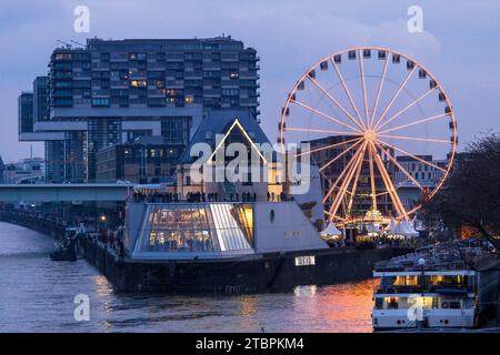 riesenrad im Schokoladenmuseum am Weihnachtsmarkt im Rheinauer Hafen, Kranhäuser, Köln, Deutschland. Riesenrad am Schokoladenmuseum auf Stockfoto