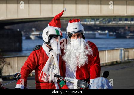 Mitglieder des Vespa-Rollervereins RheinSchalter Köln, als Santas gekleidet, treffen sich auf der Deutzer Werft vor einer Fahrt durch die Stadt Köln. Die Stockfoto