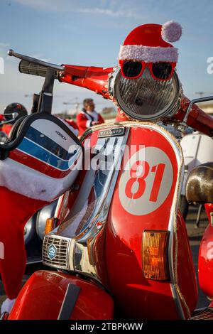 Weihnachtlich geschmückter Vespa-Roller, Mitglieder des Vespa-Rollervereins RheinSchalter Köln, verkleidet als Santas, treffen sich auf der Deutzer Werft vor einer Fahrt durch die Deutzer Werft Stockfoto