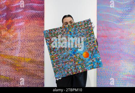 Deptford, London, Großbritannien. Dezember 2023. Der rumänische Künstler Cătălin Marius Petrișor Hereșanu (*1978) präsentiert seine Ausstellung: IT's all in Your Vivid Imagination, die vom 8. Dezember 2023 bis 20. Januar 2024 in der Galerie Elizabeth Xi Bauer in Deptford stattfindet. Zu den ausgestellten Werken gehören: (Links) Frühling in der Wüste, 2022; (rechts) Regen in der Due Season, 2022; (Mitte) Inseln an Land, 2019. Quelle: Malcolm Park/Alamy Live News Stockfoto