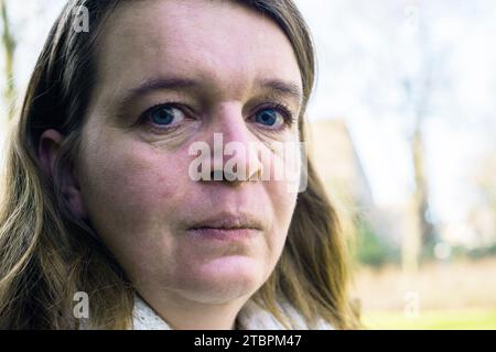 Breda, Niederlande. Nahporträt einer mittelerwachsenen kaukasierin. Stockfoto