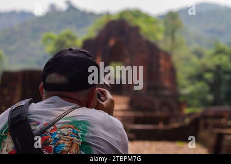 Turist macht Fotos im Mi-Sön Heiligtum, Vietnam Stockfoto