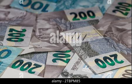 Eine Reihe brasilianischer Reais-Banknoten auf einer Ebenen Fläche Stockfoto