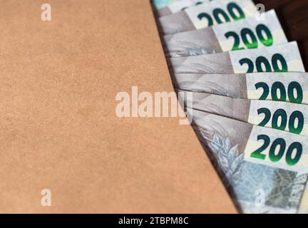 Ein Großumschlag mit brasilianischen Reais-Banknoten. Stockfoto