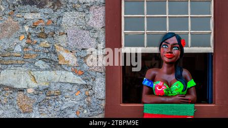 Eine traditionelle Puppe der nordöstlichen Kultur in Brasilien am Fenster Stockfoto