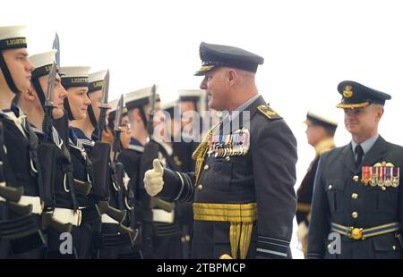 Der Air Marshall Harvey Smyth inspiziert während der Zeremonie bei der RAF Marham in Norfolk das Personal der 809 Naval Air Squadron. Sie sind die zweite Frontlinie-Geschwader, die die F-35 Lightning Stealth-Kampfjets der RAF flog. Das Geschwader wurde ursprünglich 1941 gebildet und wurde zuletzt 1982 eingesetzt, während des Falklandkrieges, bevor es im Dezember desselben Jahres stillgelegt wurde. Bilddatum: Freitag, 8. Dezember 2023. Stockfoto