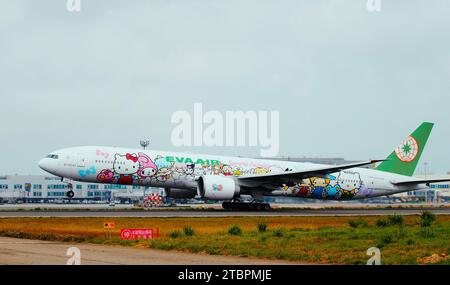 EVA AIR B-16703 startet vom Taoyuan International Airport, Taiwan Stockfoto