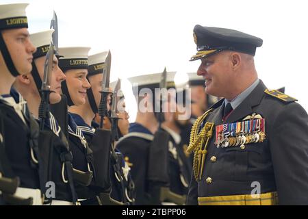 Der Air Marshall Harvey Smyth inspiziert während der Zeremonie bei der RAF Marham in Norfolk das Personal der 809 Naval Air Squadron. Sie sind die zweite Frontlinie-Geschwader, die die F-35 Lightning Stealth-Kampfjets der RAF flog. Das Geschwader wurde ursprünglich 1941 gebildet und wurde zuletzt 1982 eingesetzt, während des Falklandkrieges, bevor es im Dezember desselben Jahres stillgelegt wurde. Bilddatum: Freitag, 8. Dezember 2023. Stockfoto