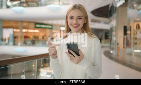 Schockiert überrascht Weiße Frau Klientin Kunde gen z Benutzer lesen Social-Media-Gadget süchtig glückliches Mädchen gewinnen erstaunliche Überraschung auf Handy Stockfoto