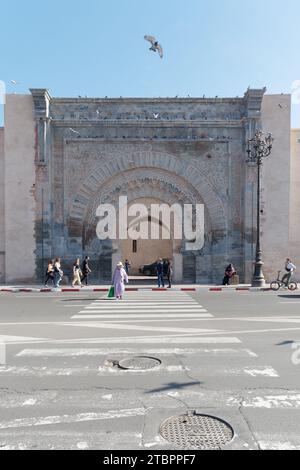 Fußgänger, die eine Straße vor dem Bab Agnaou (Tor Agnaou) in Marrakesch aka Marrakesch, Marokko, überqueren, 08. Dezember 2023 Stockfoto