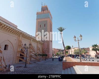 Kasbah Moschee und nahe gelegene Straße mit Palme und Lampenpfosten in Marrakesch aka Marrakesch, Marokko, 08. Dezember 2023 Stockfoto