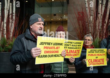 Dezember 2023. Boston, MA. Die Demonstranten treffen sich in 53 Büros der State Street von Jeffrey Leerink, dem wichtigsten Treiber des umstrittenen Private Jet Hangar Expansi Stockfoto