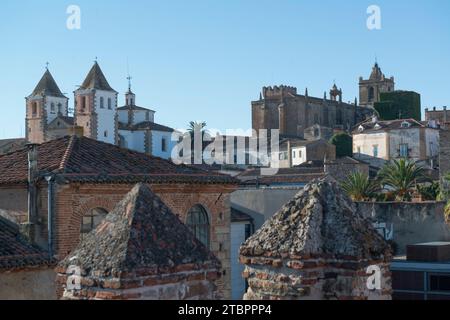 Blick von den Stadtmauern der Altstadt auf die Kirchen von San Francisco und Saint Matthew. Caceres, Extremadura, Spanien. Stockfoto