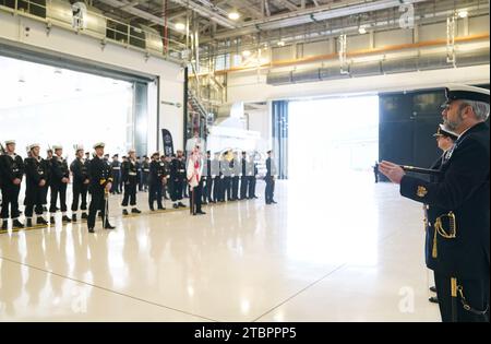 Mitarbeiter der Marinefliegerparade 809 während der Zeremonie bei der RAF Marham in Norfolk. Sie sind die zweite Frontlinie-Geschwader, die die F-35 Lightning Stealth-Kampfjets der RAF flog. Das Geschwader wurde ursprünglich 1941 gebildet und wurde zuletzt 1982 eingesetzt, während des Falklandkrieges, bevor es im Dezember desselben Jahres stillgelegt wurde. Bilddatum: Freitag, 8. Dezember 2023. Stockfoto