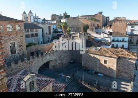 Blick vom Turm von Bujaco an den Mauern und Arco de la Estrella, dem Haupttor zum historischen Zentrum von Cáceres Extremadura, Spanien. Stockfoto