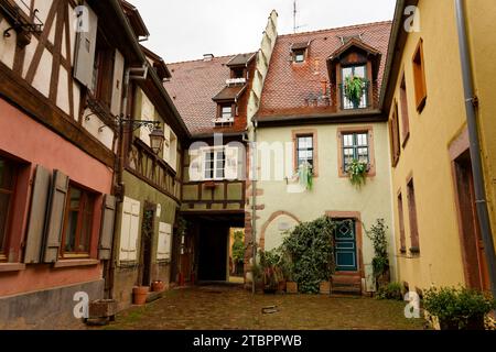 Herbstlicher detaillierter Blick auf die französische Stadt Riquevihr Elsass, Fotos von einem Spaziergang Stockfoto